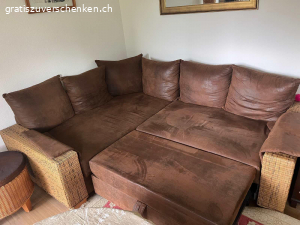 Eck-Schlafsofa gratis. Ecksofa aus Rattan und Kunstleder „Kenia“ 240x190 einfach zum ausziehen,  bequem zu sitzen und zu schlafen für zwei Personen, mit 6 Kissen, das ganze ist leicht trotzdem robust. (Anleitung ist dabei. Die Fotos sind aktuell). Abholbereit in der Alderstrasse 28.