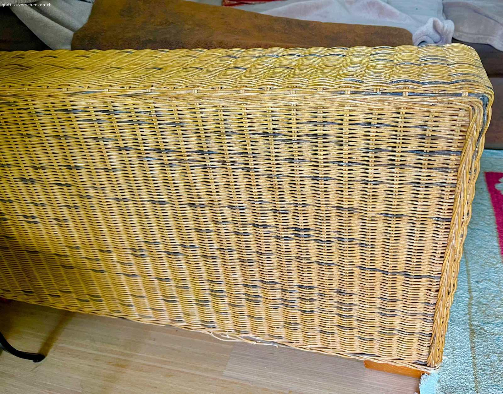 Eck-Schlafsofa gratis. Ecksofa aus Rattan und Kunstleder „Kenia“ 240x190 einfach zum ausziehen,  bequem zu sitzen und zu schlafen für zwei Personen, mit 6 Kissen, das ganze ist leicht trotzdem robust. (Anleitung ist dabei. Die Fotos sind aktuell). Abholbereit in der Alderstrasse 28.