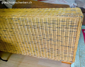 Eck-Schlafsofa gratis. Ecksofa aus Rattan und Kunstleder „Kenia“ 240x190 einfach zum ausziehen,  bequem zu sitzen und zu schlafen für zwei Personen, mit 6 Kissen, das ganze ist leicht trotzdem robust. (Anleitung ist dabei. Die Fotos sind aktuell). Abholbereit in der Alderstrasse 28.