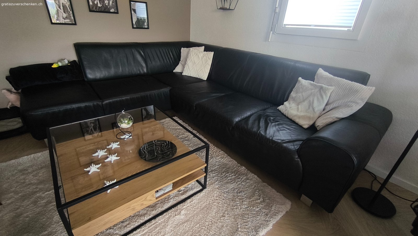 Ecksofa Leder. Gebrauchtes Echtleder Ecksofa zu verschenken. Es weist Abnützungserscheinungen auf, wie auf den Fotos ersichtbar. Das Sofa ist aber grundsätzlich in einem guten Zustand und ist nicht defekt.

Das Sofa ist in 2 Teile zerlegbar - der Abtransport muss selbst organisiert werden (muss eine Etage transportiert werden).