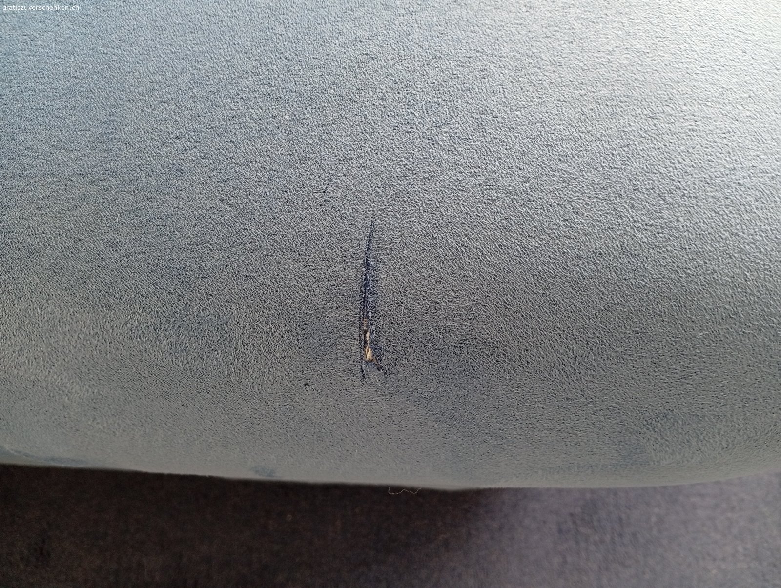Ecksofa mit Bettfunktion. Verschenke blaues Ecksofa mit Bettfunktion und Bettkasten (Stauraum)
Material: Microfaser-Velours. Rücken ebenfalls bezogen.
Stellmass: 240cm x 170cm.
Gut gepflegt und erhalten. 3 kleine Schnittschäden (siehe Bild)

Zusätzlich ein Hocker. 100cm x 60cm.

Nur für Selbstabholer (2 Pers.) ab meinem Wohnzimmer.