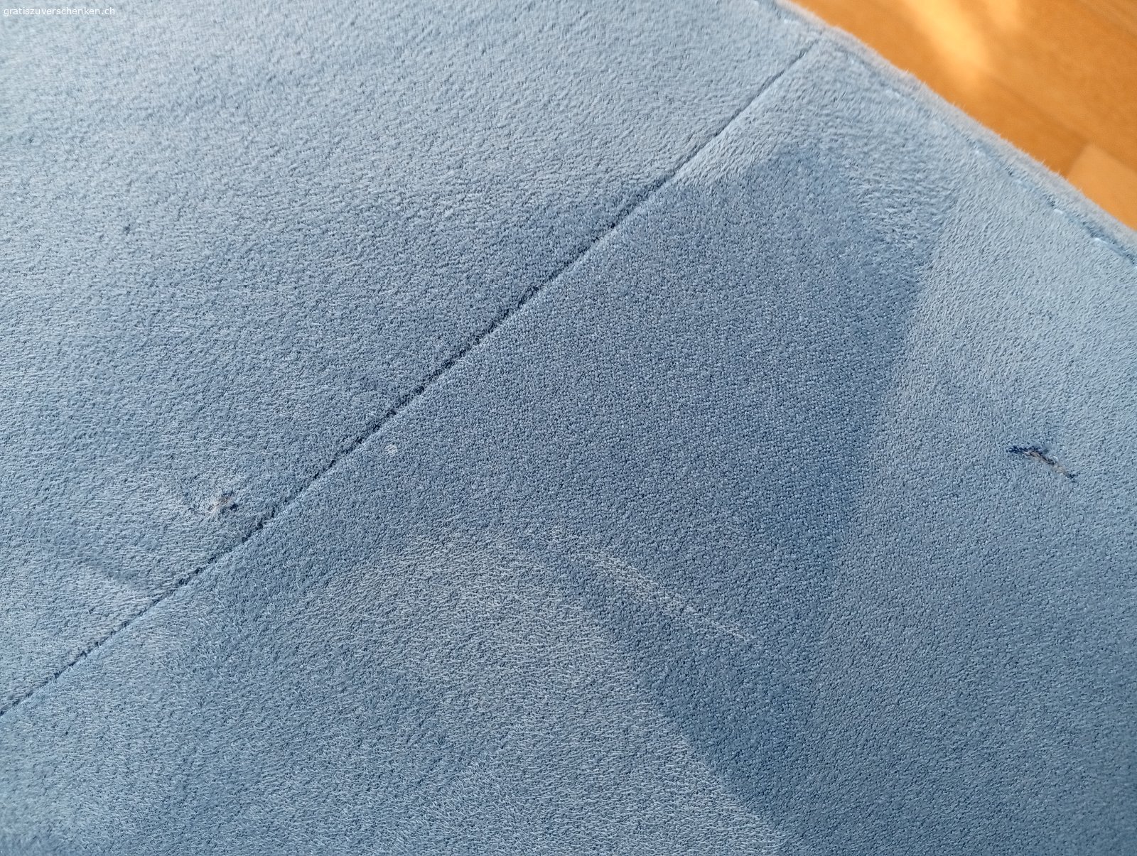 Ecksofa mit Bettfunktion. Verschenke blaues Ecksofa mit Bettfunktion und Bettkasten (Stauraum)
Material: Microfaser-Velours. Rücken ebenfalls bezogen.
Stellmass: 240cm x 170cm.
Gut gepflegt und erhalten. 3 kleine Schnittschäden (siehe Bild)

Zusätzlich ein Hocker. 100cm x 60cm.

Nur für Selbstabholer (2 Pers.) ab meinem Wohnzimmer.