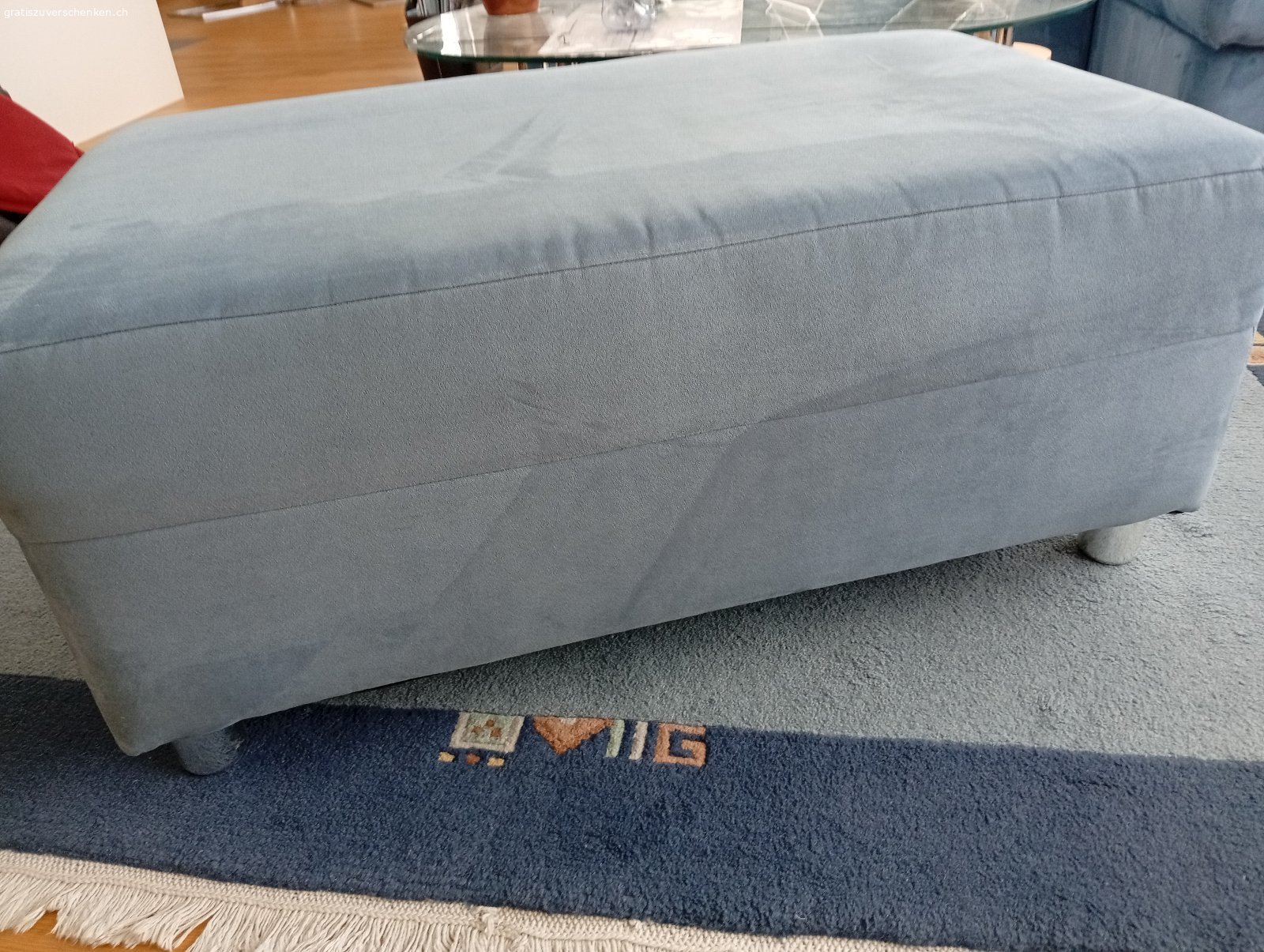 Ecksofa mit Bettfunktion. Verschenke blaues Ecksofa mit Bettfunktion und Bettkasten (Stauraum)
Material: Microfaser-Velours. Rücken ebenfalls bezogen.
Stellmass: 240cm x 170cm.
Gut gepflegt und erhalten. 3 kleine Schnittschäden (siehe Bild)

Zusätzlich ein Hocker. 100cm x 60cm.

Nur für Selbstabholer (2 Pers.) ab meinem Wohnzimmer.