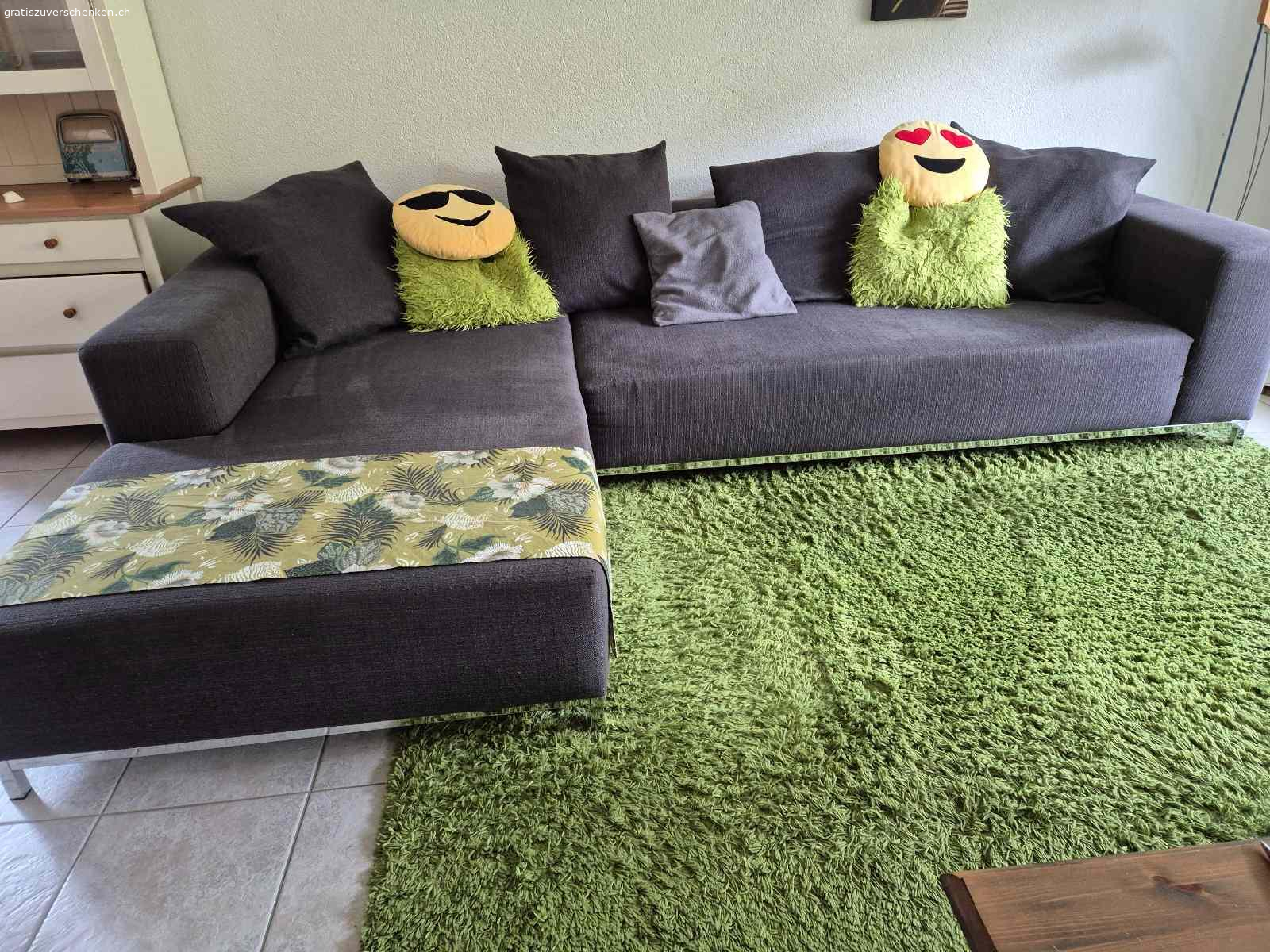 Ecksofa. Ecksofa aus Nichtraucherhaushalt mit Katze.
Hat gebrauchsspuren , kann mit Decke gut kaschiert werden.
Länge 2.80m
 tiefe 1m
Langes Teil 1.83m
Muss bis 13.5 abgeholt werden.