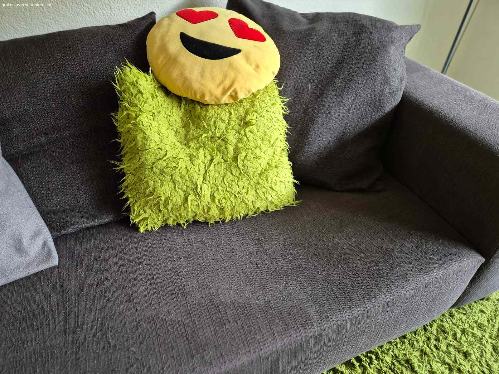 Ecksofa. Ecksofa aus Nichtraucherhaushalt mit Katze.
Hat gebrauchsspuren , kann mit Decke gut kaschiert werden.
Länge 2.80m
 tiefe 1m
Langes Teil 1.83m
Muss bis 13.5 abgeholt werden.