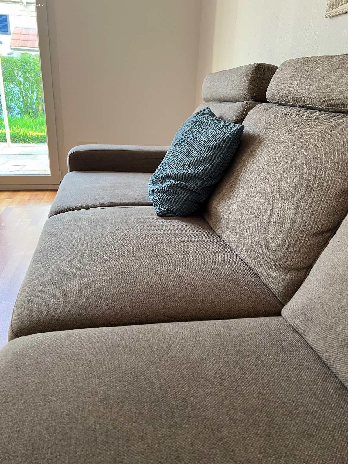 Ecksofa. Bequemes Ecksofa, ca 5 Jahre, von Schubiger Möbel. Farbe beige. 
Treppen vorhanden