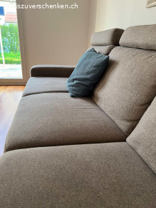 Ecksofa. Bequemes Ecksofa, ca 5 Jahre, von Schubiger Möbel. Farbe beige. 
Treppen vorhanden