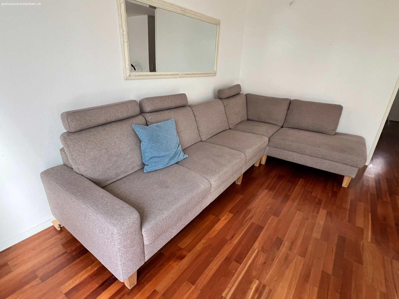 Ecksofa. Bequemes Ecksofa, ca 5 Jahre, von Schubiger Möbel. Farbe beige. 
Treppen vorhanden