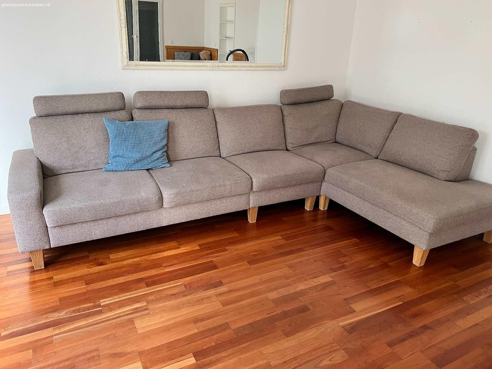Ecksofa. Bequemes Ecksofa, ca 5 Jahre, von Schubiger Möbel. Farbe beige. 
Treppen vorhanden