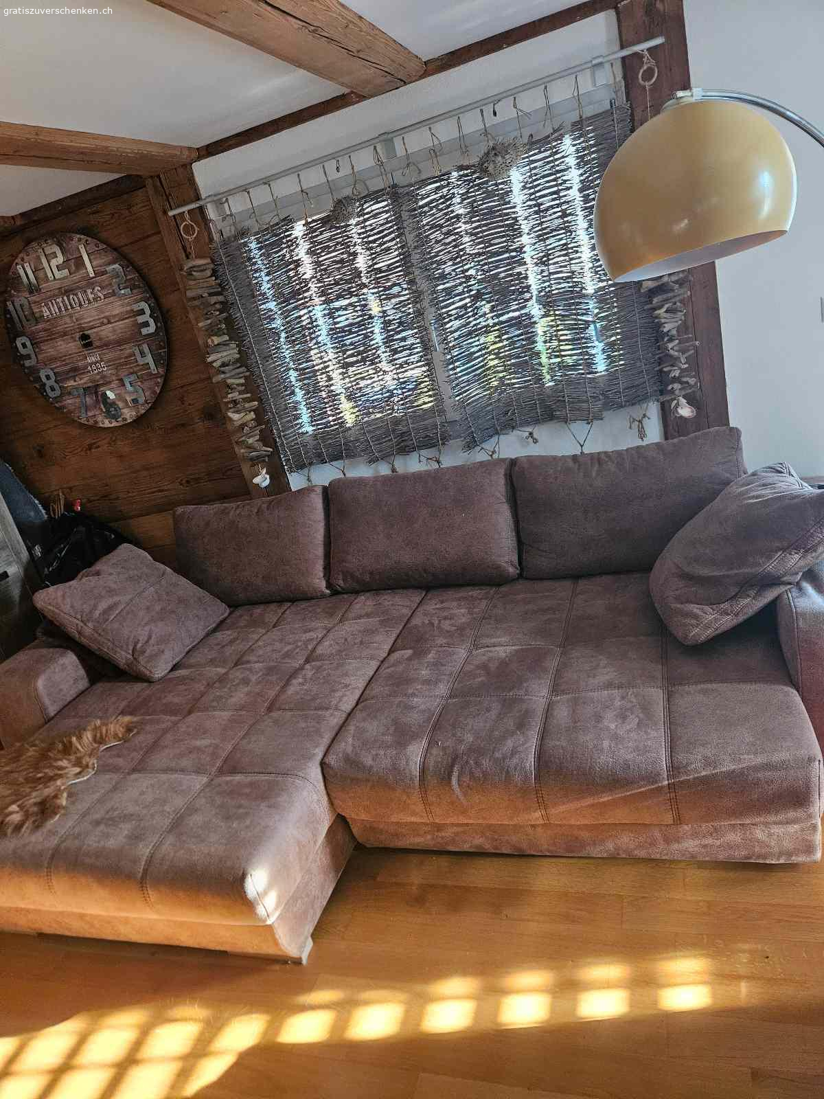 Ecksofa. Ich verschenke mein Sofa 
Farbe braun 
Länge 3 m
Breite  2 m
5 grosse Kissen zusätzlich 
Abholung in Säriswil bei Bern