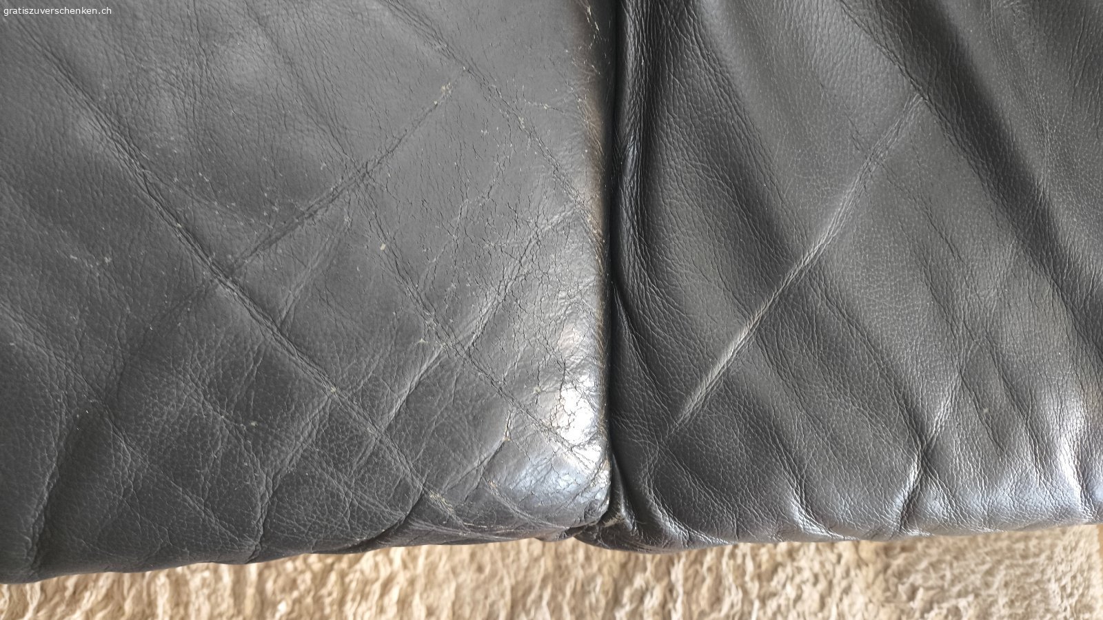 Ecksofa. Echtledersofa zu verschenken. Hat einige Gebrauchsspuren (siehe Fotos) ist aber intakt. Masse auf Foto. Muss selber demobtiert und abheholt werden zwischen 7.9. bis 14.9.26.