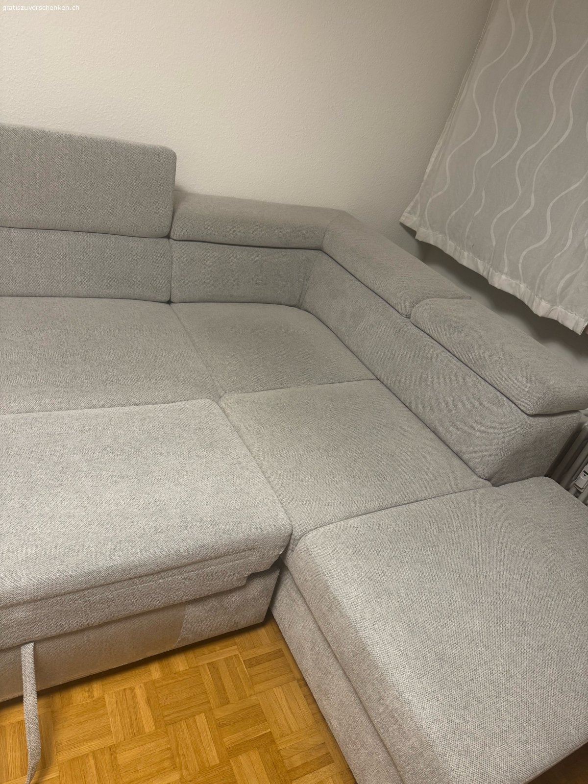 Ecksofa. Abmessungen:
Stellfläche: ca. 220 x 266 cm
Breite: 266 cm
Tiefe / Schenkelmass: 220 cm
Höhe: 98 cm
Liegefläche: 190 x 120 cm
Sitzfläche: ca. 65 x 58 cm
Fusshöhe: 5 cm
Farbe & Material:
Farbe / Korpus / Bezug: Grau
Material: Strukturstoff (Polyester)
Polsterung: Nosagunterfederung für langlebigen Sitzkomfort
Zustand:
Gebraucht keine Garantie
Abholung:
Abzuholen im 3. Stock (Bitte beim Transport/Abholen an entsprechende Unterstützung und genügend starke Personen denken).