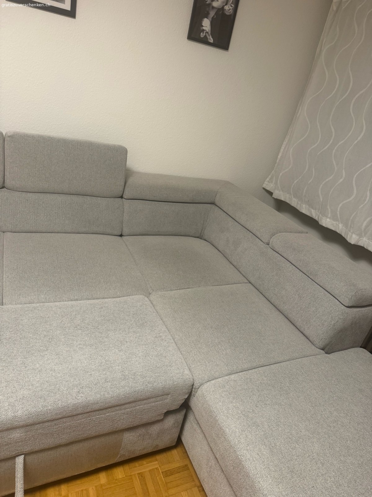 Ecksofa. Abmessungen:
Stellfläche: ca. 220 x 266 cm
Breite: 266 cm
Tiefe / Schenkelmass: 220 cm
Höhe: 98 cm
Liegefläche: 190 x 120 cm
Sitzfläche: ca. 65 x 58 cm
Fusshöhe: 5 cm
Farbe & Material:
Farbe / Korpus / Bezug: Grau
Material: Strukturstoff (Polyester)
Polsterung: Nosagunterfederung für langlebigen Sitzkomfort
Zustand:
Gebraucht keine Garantie
Abholung:
Abzuholen im 3. Stock (Bitte beim Transport/Abholen an entsprechende Unterstützung und genügend starke Personen denken).