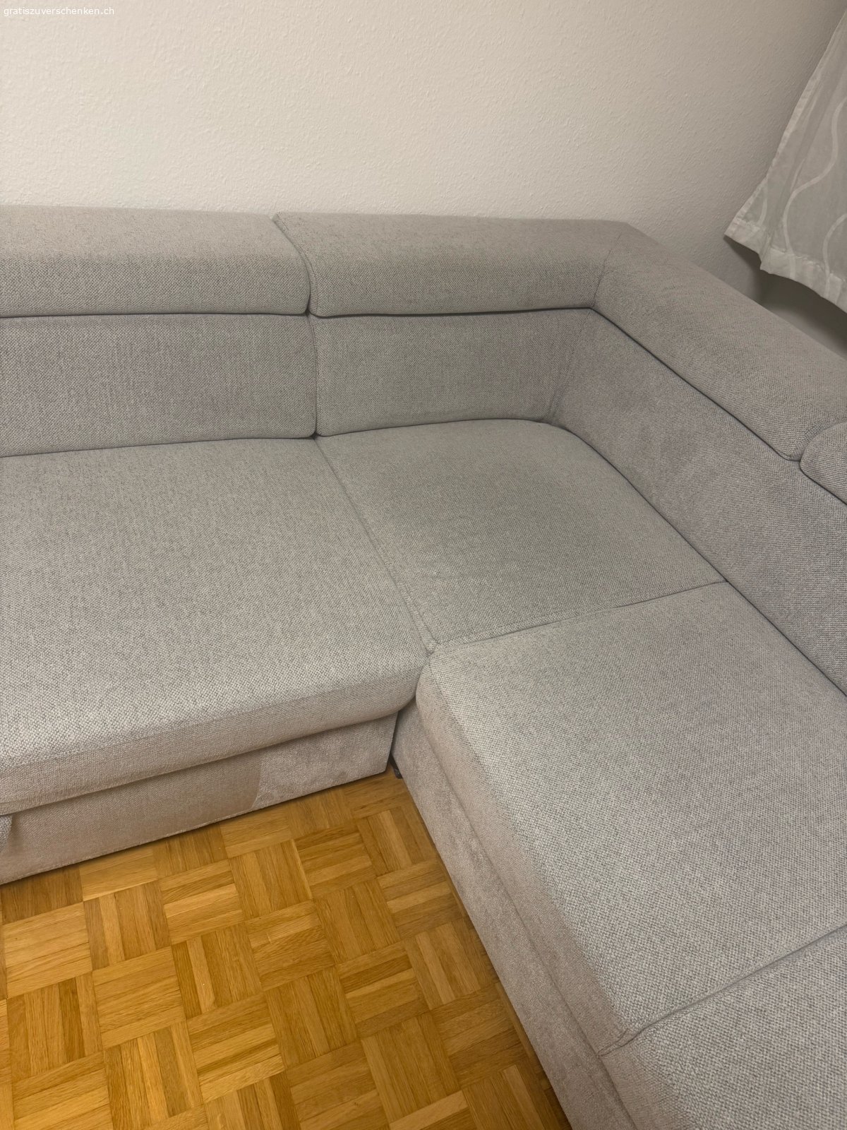 Ecksofa. Abmessungen:
Stellfläche: ca. 220 x 266 cm
Breite: 266 cm
Tiefe / Schenkelmass: 220 cm
Höhe: 98 cm
Liegefläche: 190 x 120 cm
Sitzfläche: ca. 65 x 58 cm
Fusshöhe: 5 cm
Farbe & Material:
Farbe / Korpus / Bezug: Grau
Material: Strukturstoff (Polyester)
Polsterung: Nosagunterfederung für langlebigen Sitzkomfort
Zustand:
Gebraucht keine Garantie
Abholung:
Abzuholen im 3. Stock (Bitte beim Transport/Abholen an entsprechende Unterstützung und genügend starke Personen denken).