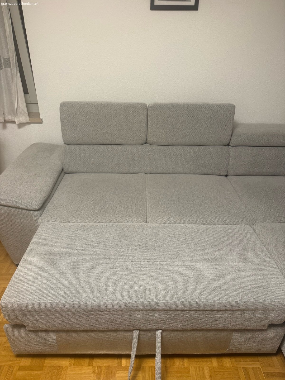 Ecksofa. Abmessungen:
Stellfläche: ca. 220 x 266 cm
Breite: 266 cm
Tiefe / Schenkelmass: 220 cm
Höhe: 98 cm
Liegefläche: 190 x 120 cm
Sitzfläche: ca. 65 x 58 cm
Fusshöhe: 5 cm
Farbe & Material:
Farbe / Korpus / Bezug: Grau
Material: Strukturstoff (Polyester)
Polsterung: Nosagunterfederung für langlebigen Sitzkomfort
Zustand:
Gebraucht keine Garantie
Abholung:
Abzuholen im 3. Stock (Bitte beim Transport/Abholen an entsprechende Unterstützung und genügend starke Personen denken).