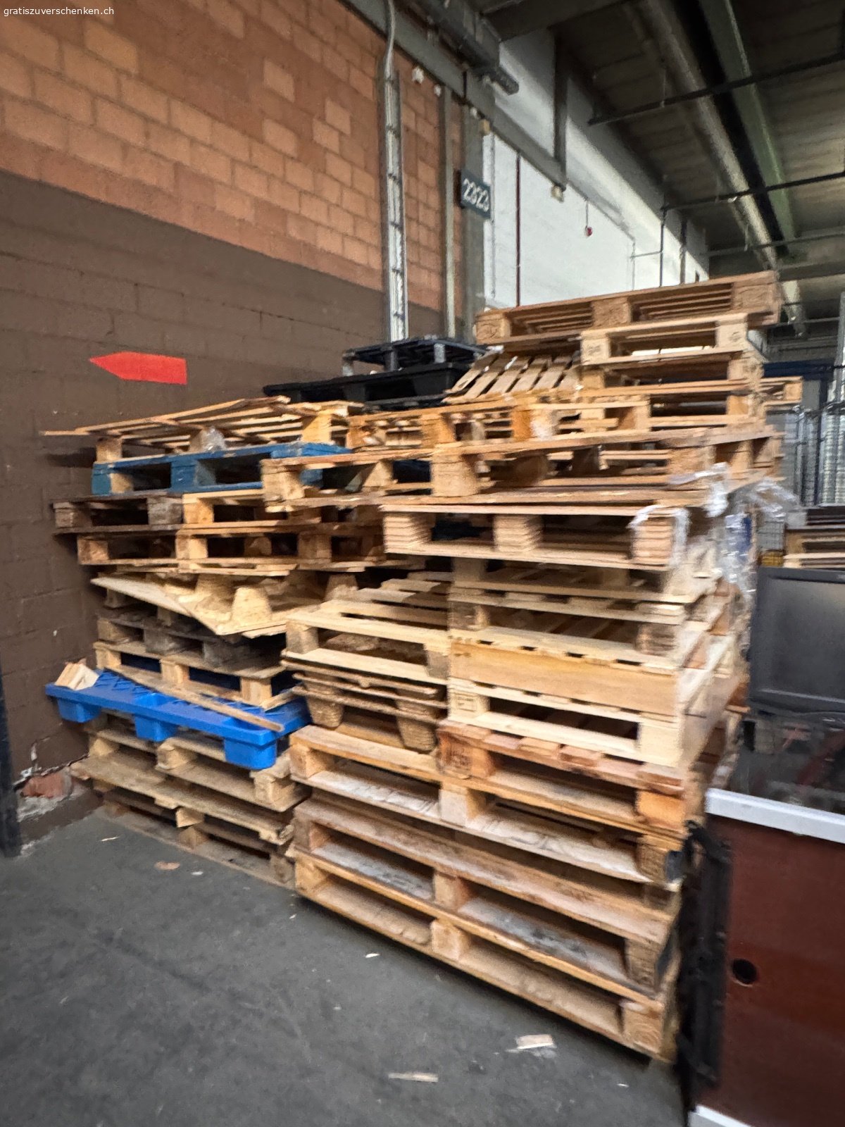 Einwegpaletten gratis abzugeben. Zu verschenken: Einweg-Holzpaletten. In verschiedenem Zustand. Abholung in Otelfingen