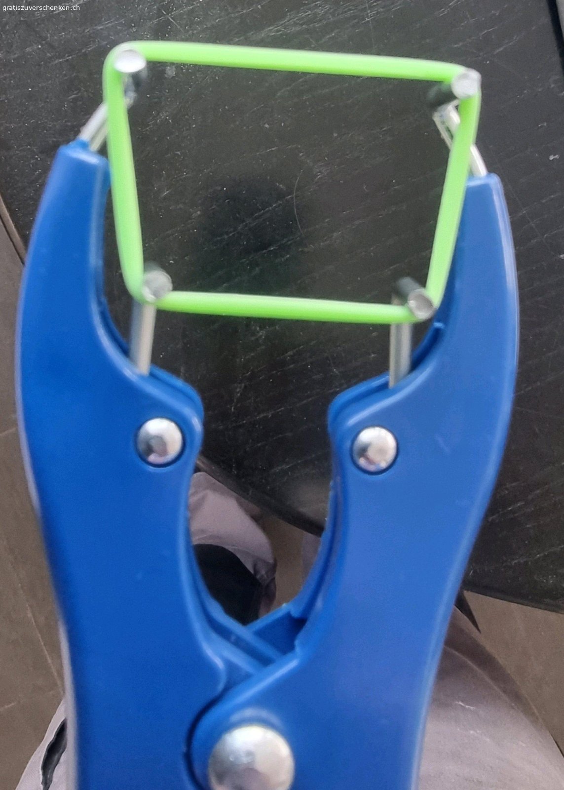 elastratorzange und gummiringe. wenig gebraucht,mit gummiringen.

nur abholung.