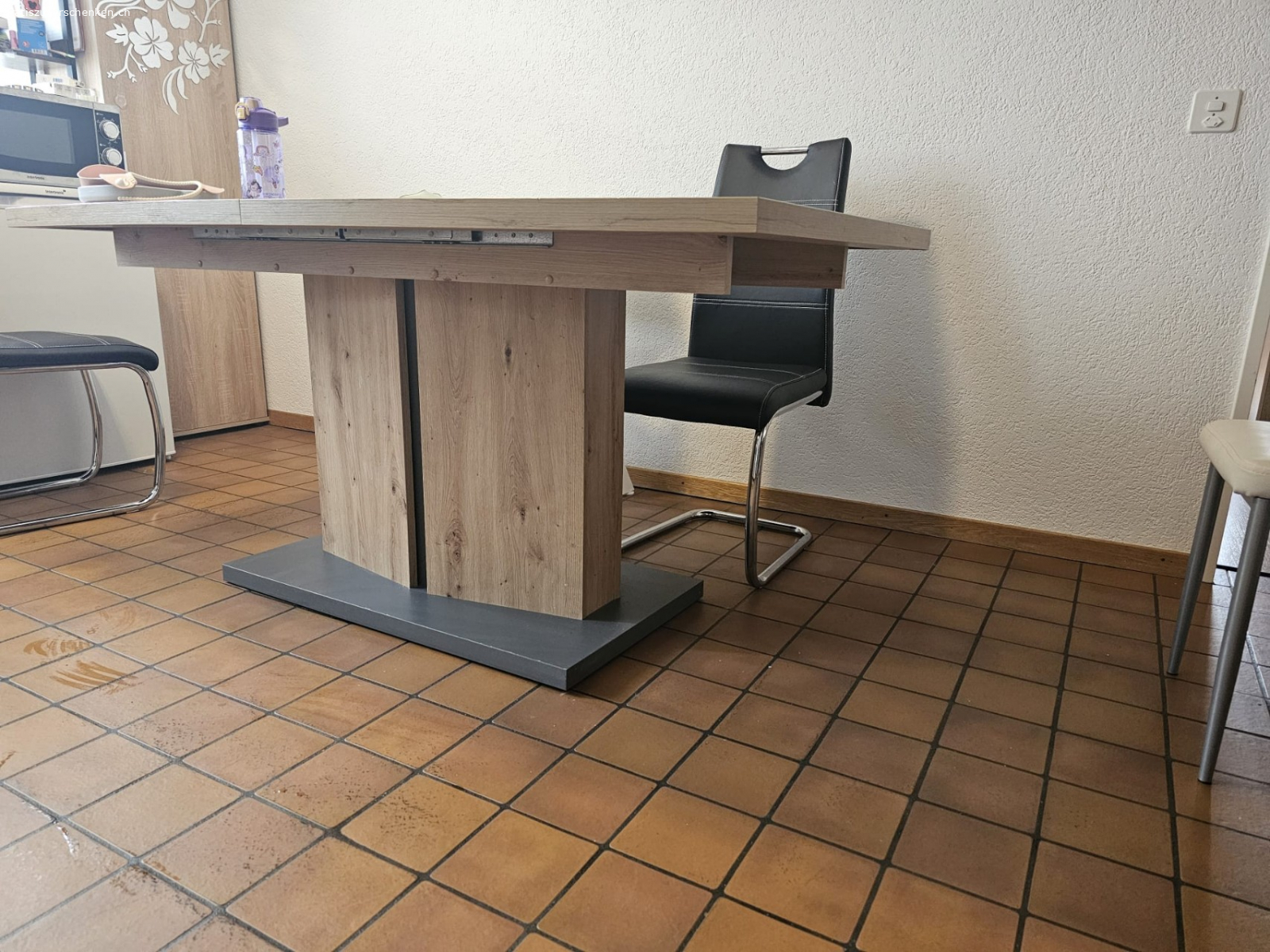 Esstisch 1 Jahr alt. wegen Neuanschaffung zu Verschenken . ausziehbar bis 180cm