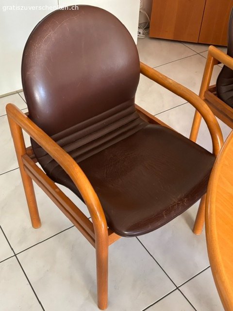 Esstisch ausziehbar und 8 Stühle. Esstisch ausziehbar und 8 Stühle
Es sind 8 Stühle. Auf dem Bild sieht man nur 6 davon.