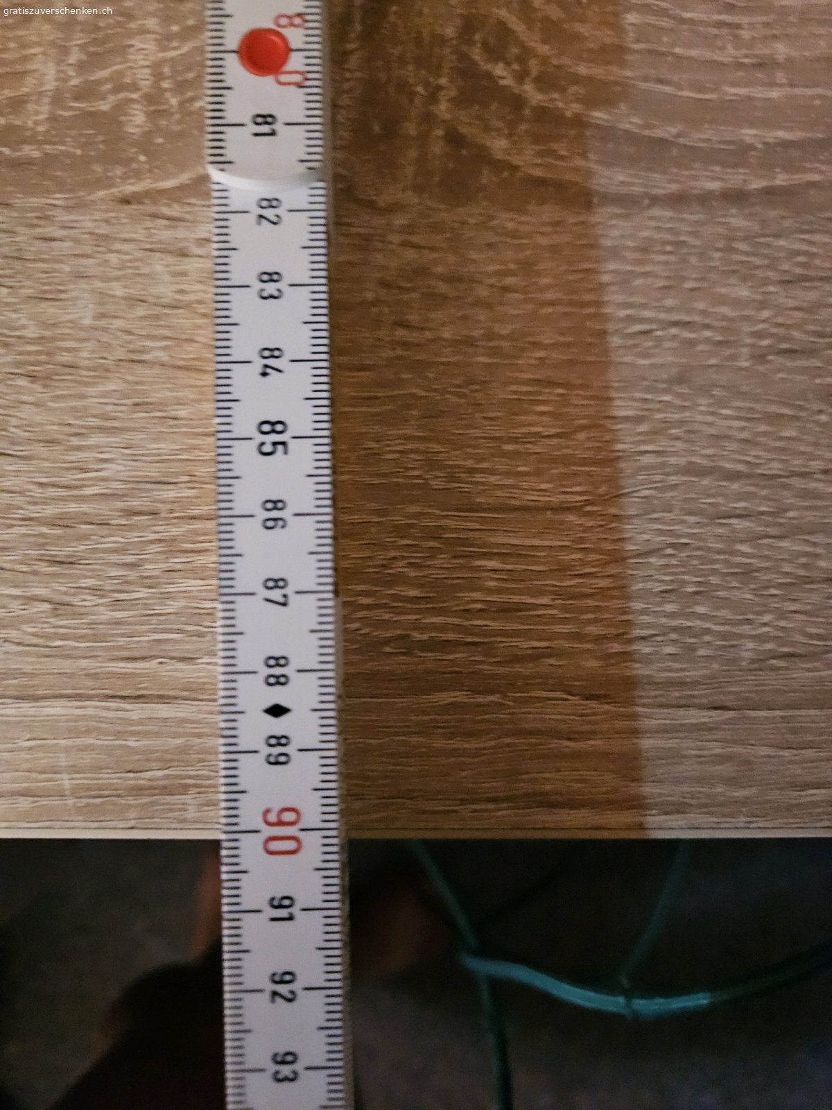 Esstisch ausziehbar. Grosser Tisch.kann auf jede Seite 50cm vergrössert werden.Hat kleine ,,löchli,, siehe Bild.ist nicht leicht.1.80cm  plus die 2×50cm