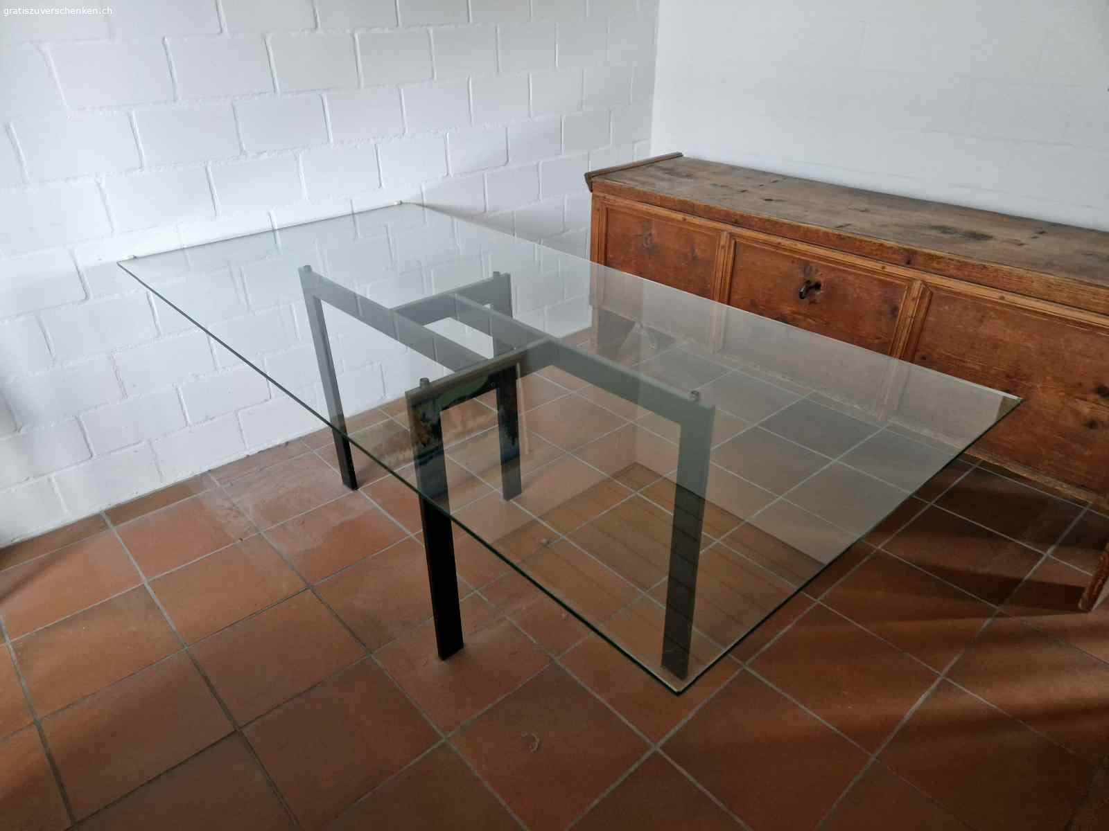 ESSTISCH / Glasplatte Beine schwarz. Esstisch. Die Esstischplatte ist aus Glas und ca. 90 cm × 190 cm. Die Tischbeine sind elegant in der Mitte und die sind schwarz