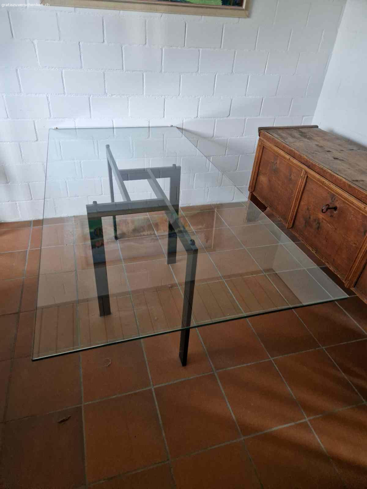 ESSTISCH / Glasplatte Beine schwarz. Esstisch. Die Esstischplatte ist aus Glas und ca. 90 cm × 190 cm. Die Tischbeine sind elegant in der Mitte und die sind schwarz