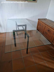 ESSTISCH / Glasplatte Beine schwarz. Esstisch. Die Esstischplatte ist aus Glas und ca. 90 cm × 190 cm. Die Tischbeine sind elegant in der Mitte und die sind schwarz