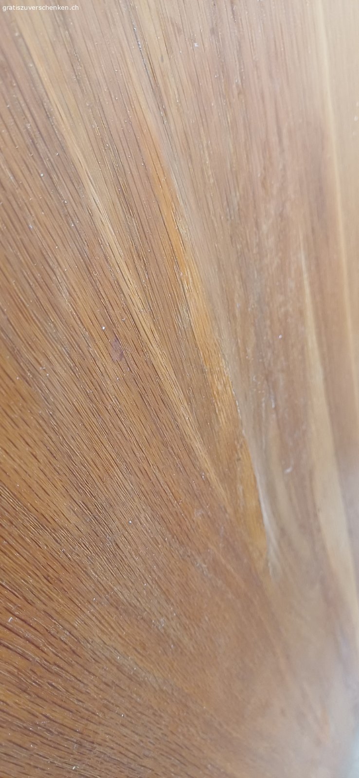Esstisch Holz. 200x100x76 cm, Vollholz Eiche, Tischbkatt furniert mit kleinen Dellen. Wir haben den Tisch bereis abmontiert. Die Oberseite könnte abgeschliffen werden. Sonst tiptop Zustand.