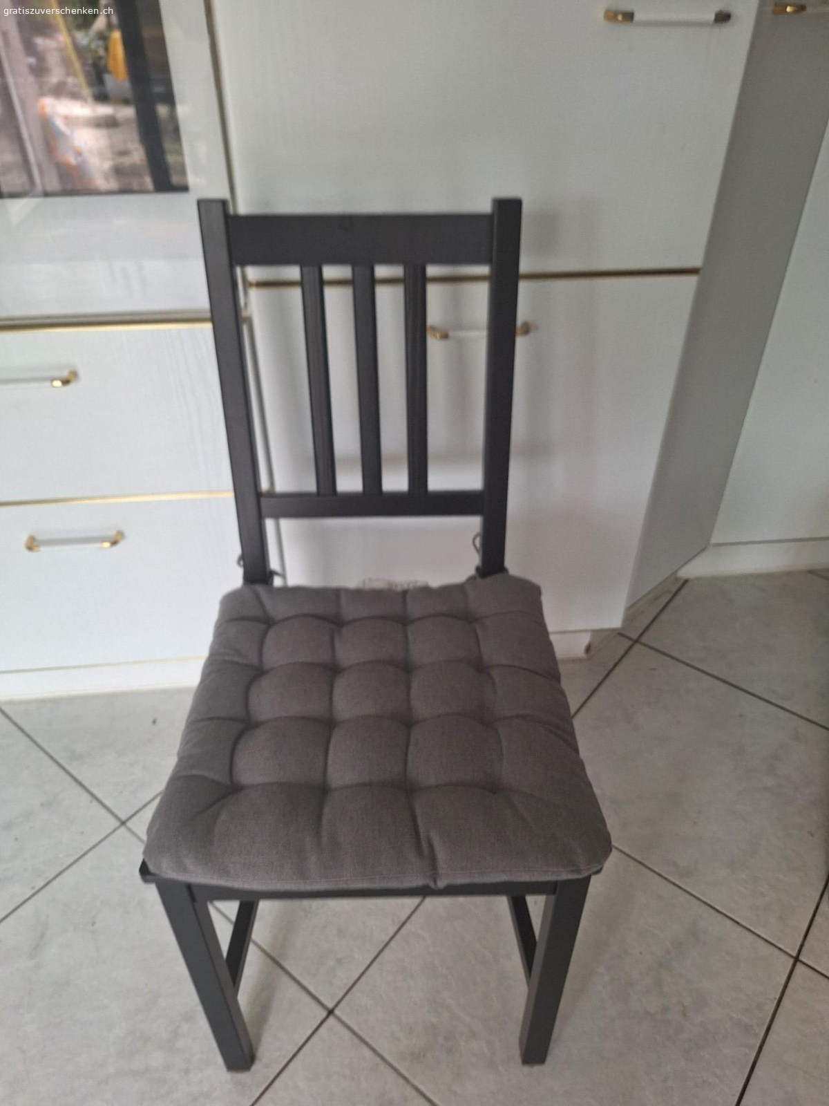 Esszimmer Stühle mit Kissen. Ikea Stefan Holz Stühle, 4 Stück schwarz mit Kissen, Top Zustand.
Bitte per whats app