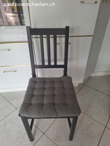 Esszimmer Stühle mit Kissen. Ikea Stefan Holz Stühle, 4 Stück schwarz mit Kissen, Top Zustand.
Bitte per whats app