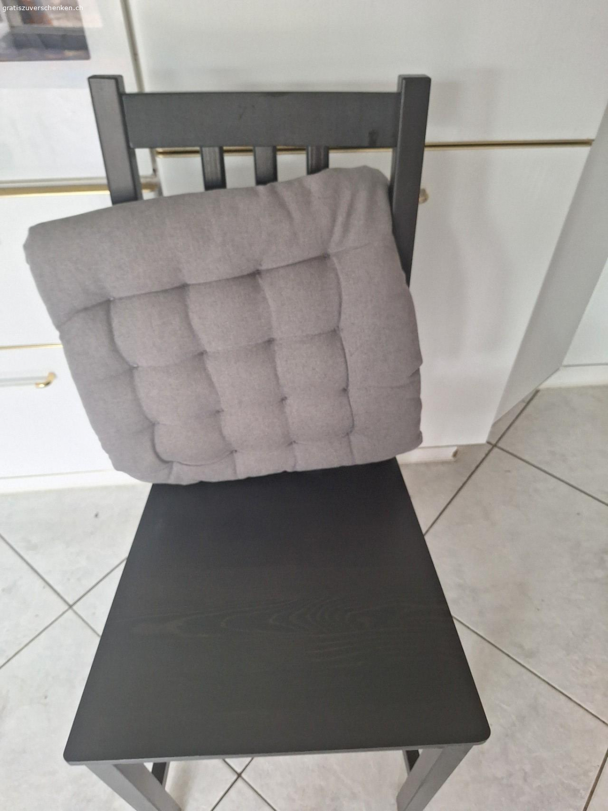 Esszimmer Stühle mit Kissen. Ikea Stefan Holz Stühle, 4 Stück schwarz mit Kissen, Top Zustand.
Bitte per whats app