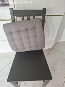 Esszimmer Stühle mit Kissen. Ikea Stefan Holz Stühle, 4 Stück schwarz mit Kissen, Top Zustand.
Bitte per whats app