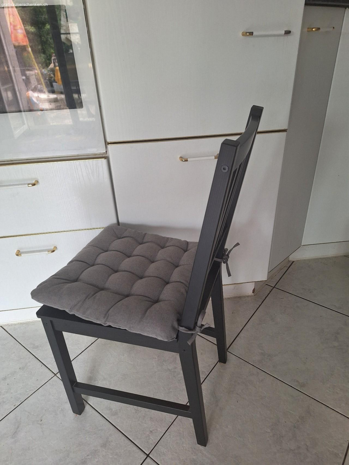 Esszimmer Stühle mit Kissen. Ikea Stefan Holz Stühle, 4 Stück schwarz mit Kissen, Top Zustand.
Bitte per whats app