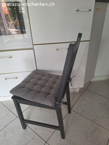 Esszimmer Stühle mit Kissen. Ikea Stefan Holz Stühle, 4 Stück schwarz mit Kissen, Top Zustand.
Bitte per whats app
