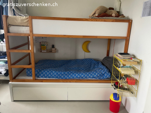 Etagenbett mit Schubladen zu verschenken