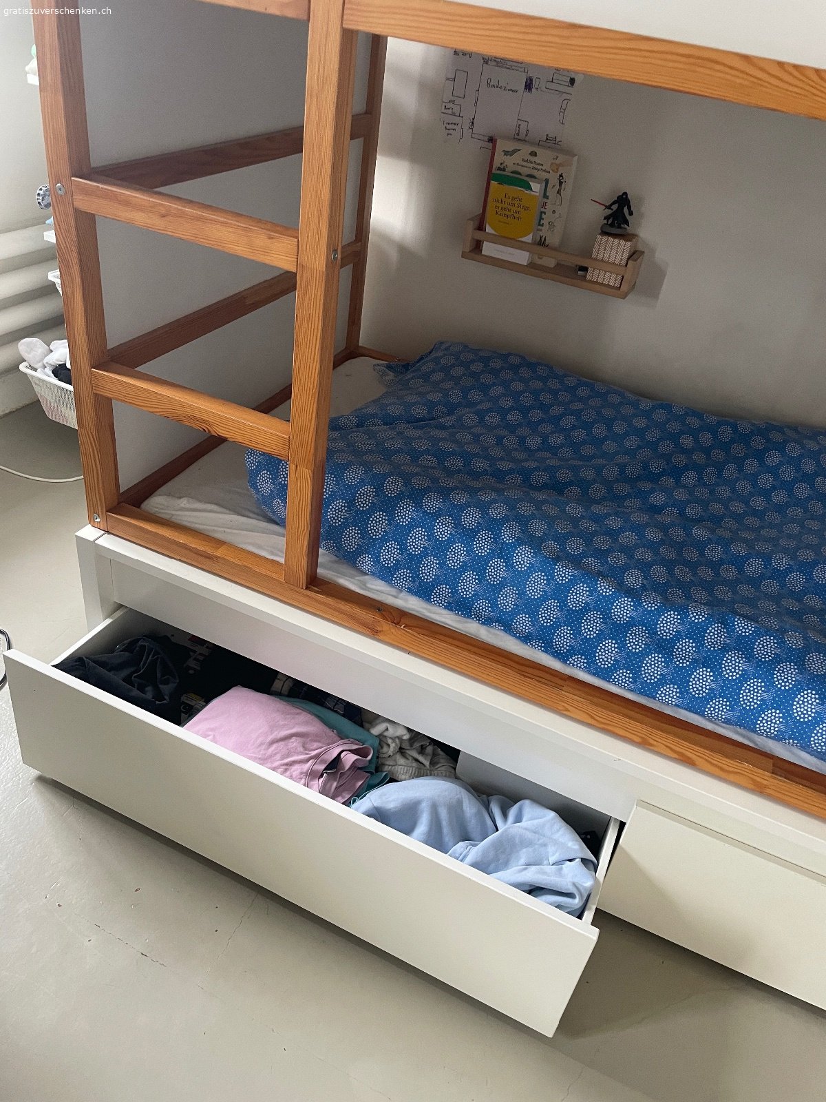 Etagenbett mit Schubladen zu verschenken. Etagenbett mit zwei geräumigen Schubladen zu verschenken. Es hat Gebrauchtspuren, es wurden zwei Betten aufeinandergeschraubt. Es ist jedoch in einem guten Zustand und kann problemlos weitergebraucht werden. Abzuholen bis zum 24.8.2026.
