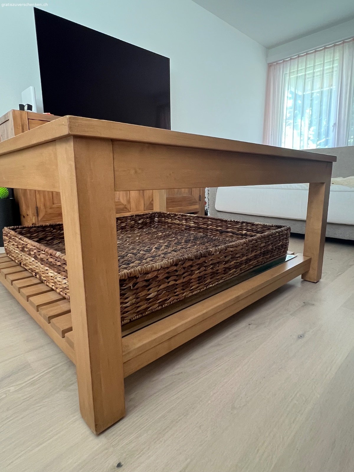 Ethan Allen Kaffeetisch. Verschenke einen Holz Couchtisch in der Grösse: 
1m x 1m x 50 cm 

Passender Korb in der Grösse 80cm x 80cm x 10 cm 

Passende Glass Platte in der Grösse: 
81cm x 81 cm 

Tisch ist sehr stabil. Ideal für Bücher/Zeitungen