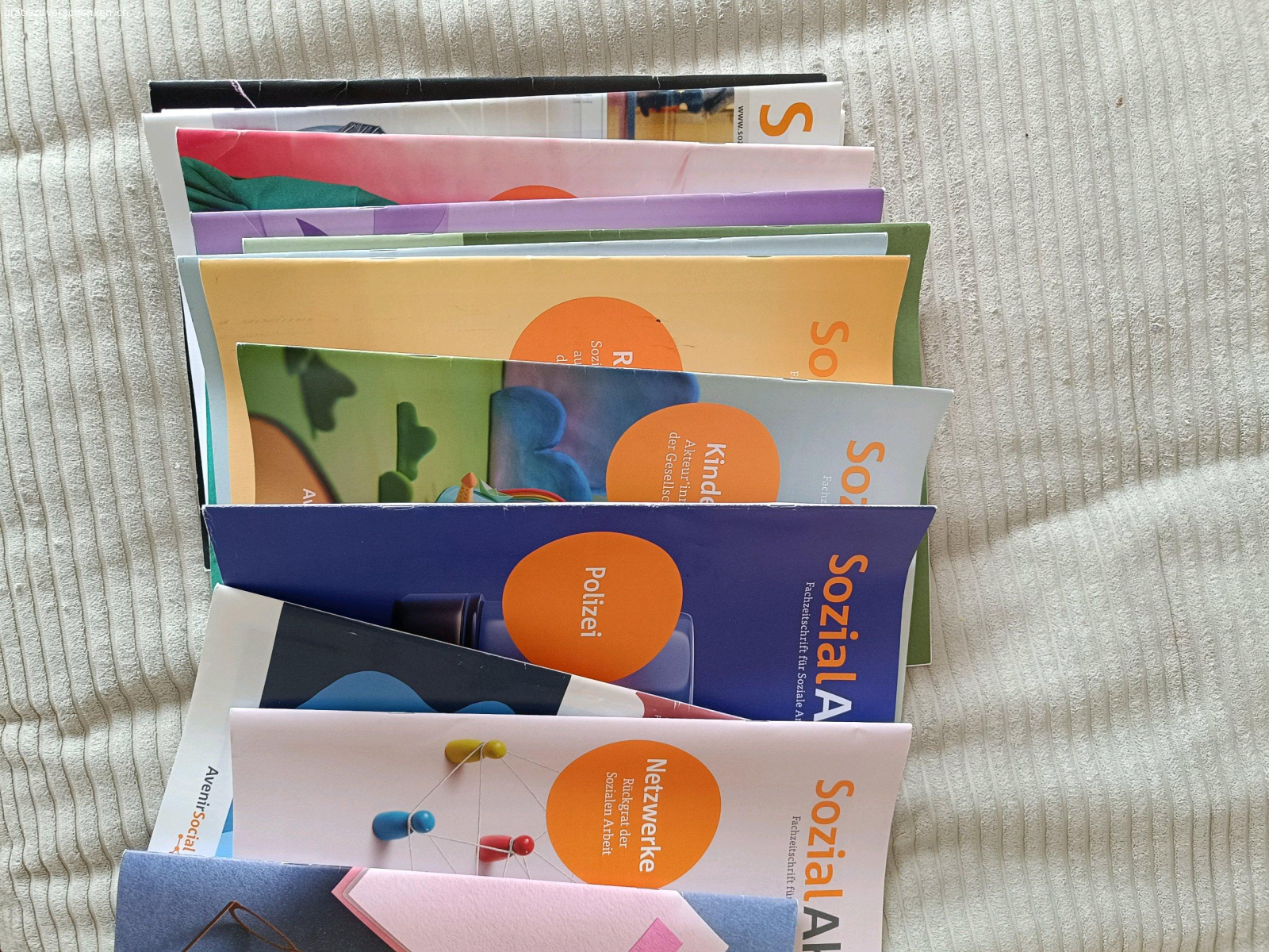 Fachzeitschriften Soziale Arbeit. 14 Zeitschriften herausgegeben von AvenirSocial, dem Berufsverband Soziale Arbeit Schweiz. Diverse Themen und Jahrgänge der Zeitschriften.