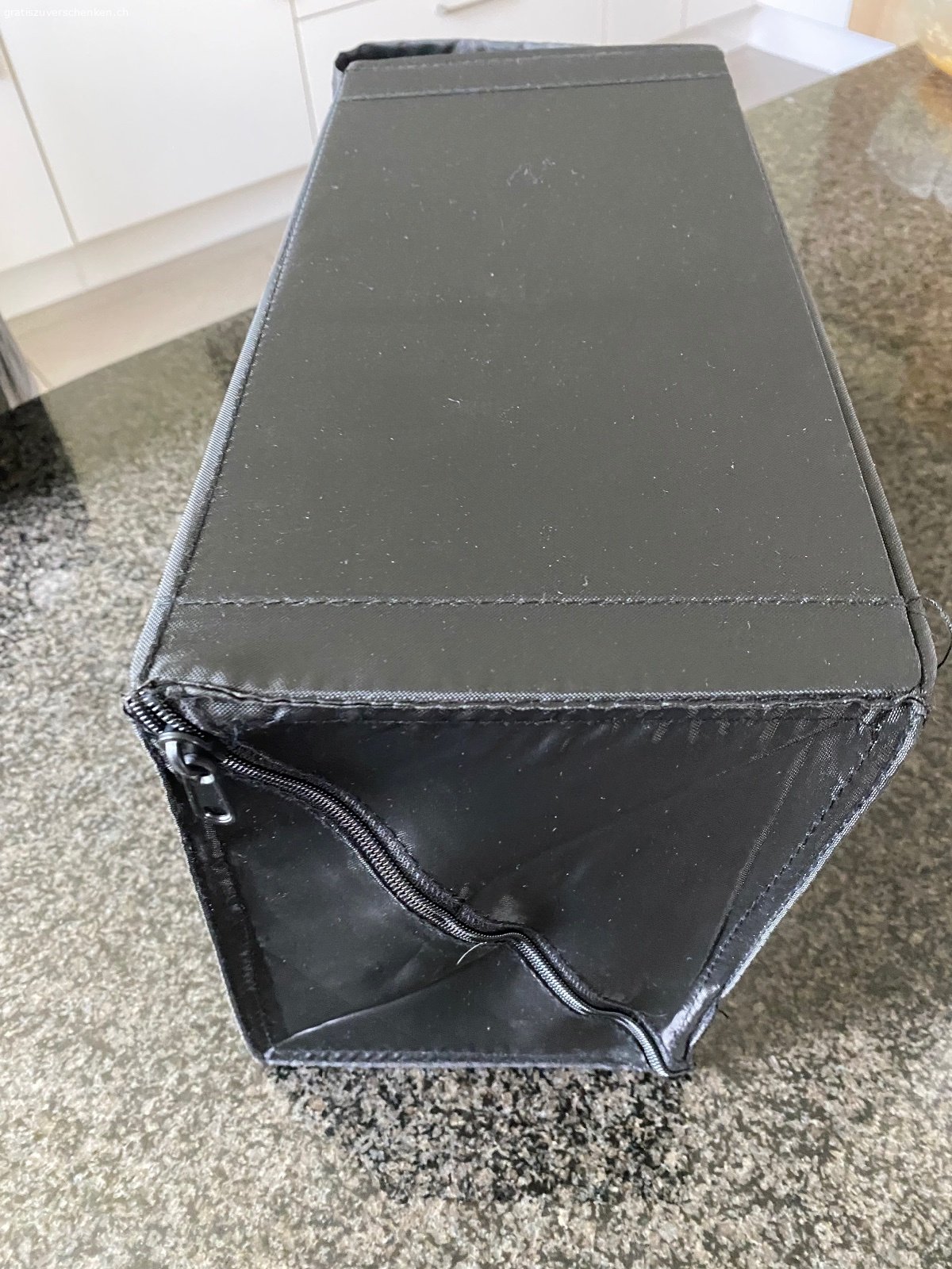 Faltboxen Karton/Stoff. Faltboxen, 15 x 22 cm, Höhe 34 cm mit Stoffdeckel mit Klettverschluss
15 St. in schwarz
20 St. in weiss