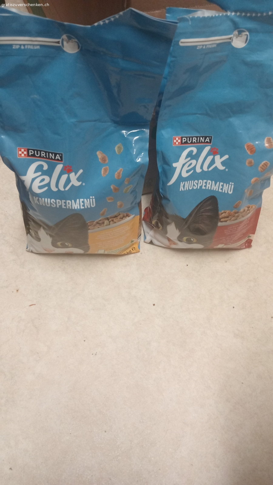 Felix Breakkies. Schon geöffnet. Meine Katzen essen das. nicht gerne. Das eine noch fast voll und das andere zur hälfte. Nur Abholung.
