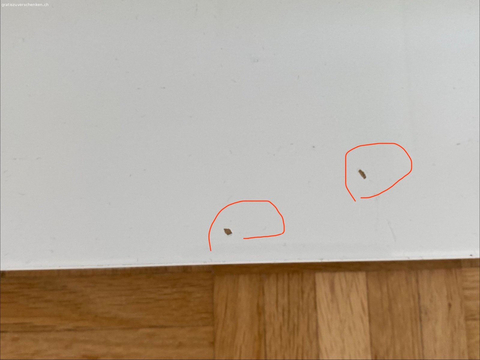 Fernsehmöbel und Fernseher. Wegen "Haushaltzusammenlegung" verschenken wir dieses Fernsehmöbel und den Fernseher.
TV funktioniert einwandfrei. Das Möbel hat einen kleinen Schaden. 
(siehe Bild)