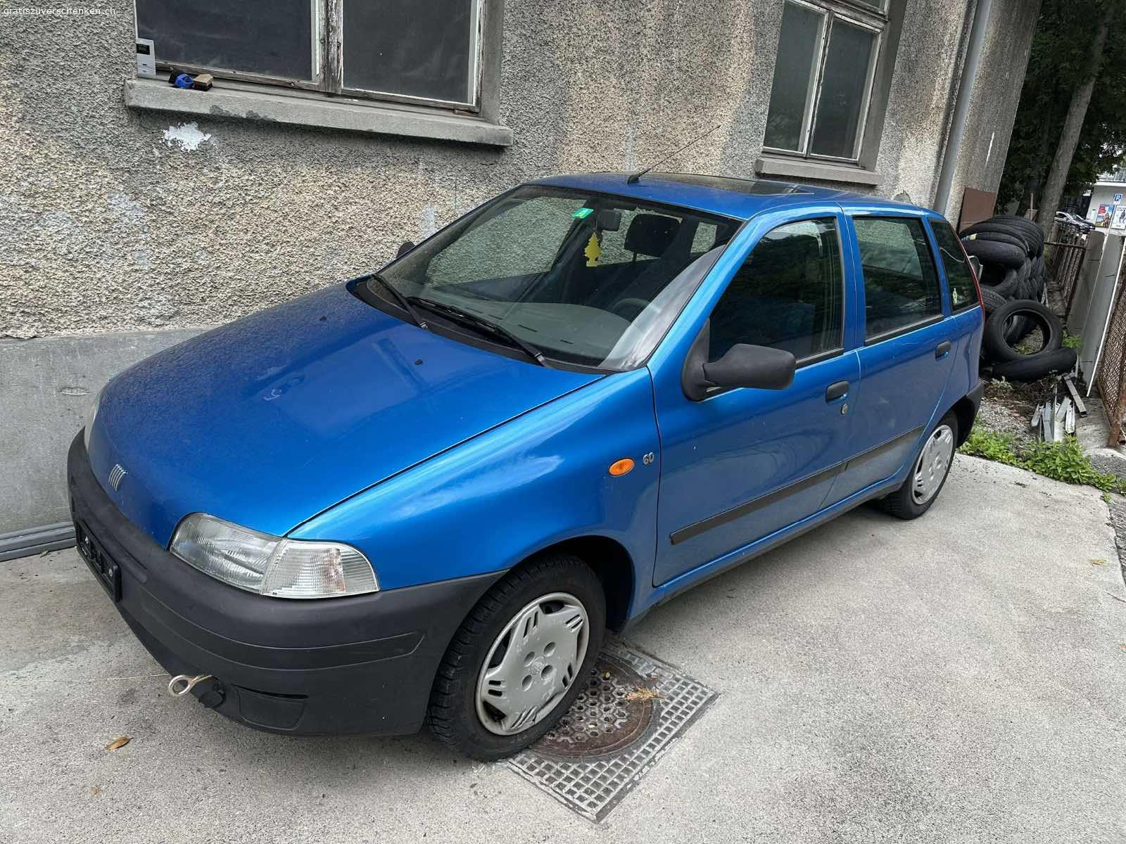 Fiat Punto mit motorschaden gratis. Ist nicht fahrtüchtig.