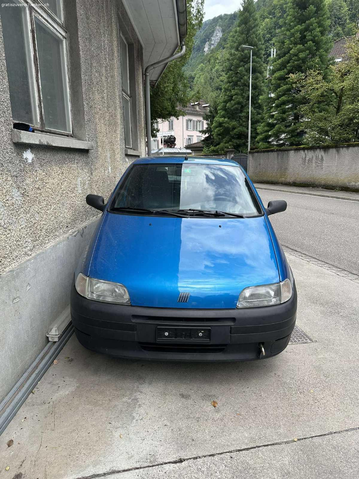 Fiat Punto mit motorschaden gratis. Ist nicht fahrtüchtig.