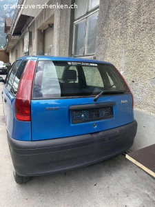 Fiat Punto mit motorschaden gratis. Ist nicht fahrtüchtig.