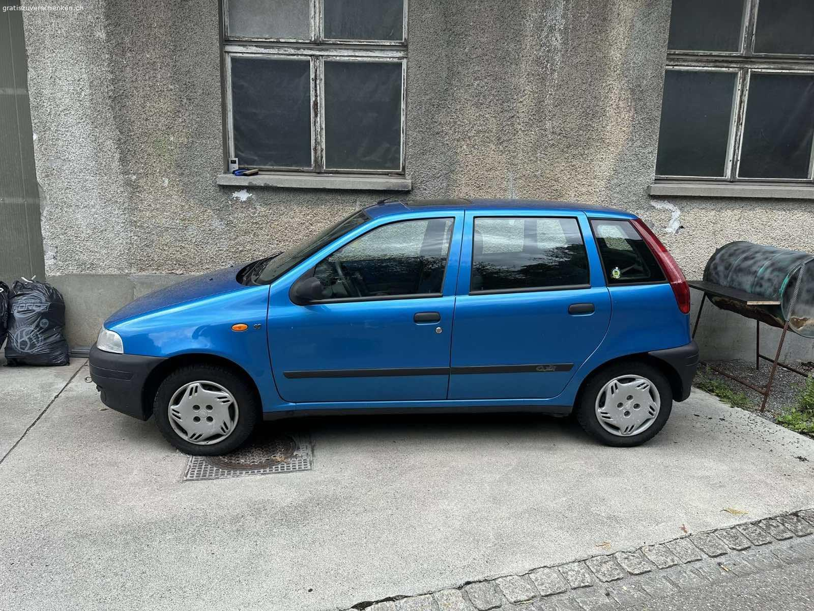Fiat Punto mit motorschaden gratis. Ist nicht fahrtüchtig.