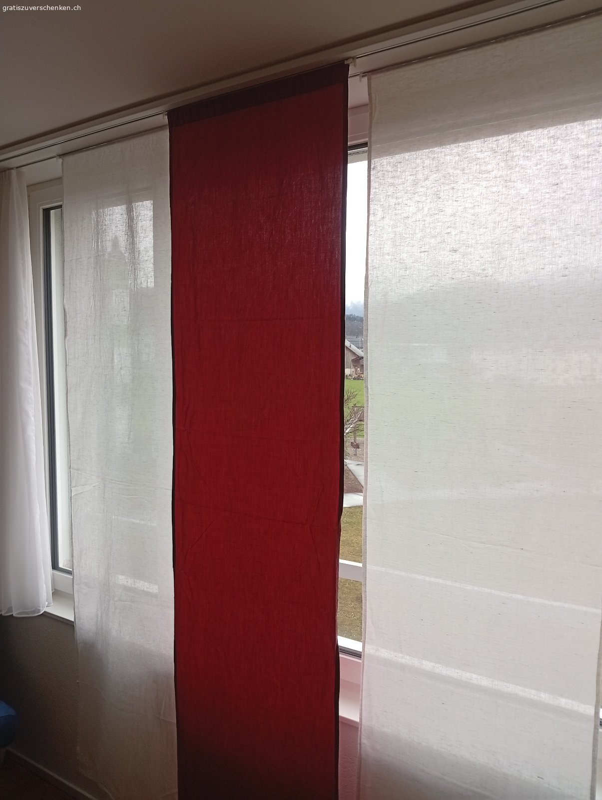 Flächenvorhänge mit Aufhängsystem. Diverse Flächenvorhänge mit Aufhängsystem HONGKONG 3 von micasa.
Breite der Stoffbahnen 60 cm, Höhe ca. 240 cm
Weiss und blau aus Polyester-Tüll.
Weiss, Himbeer und Gelb = Reines Leinen.
Auch einzel erhältlich, bitte anfragen.