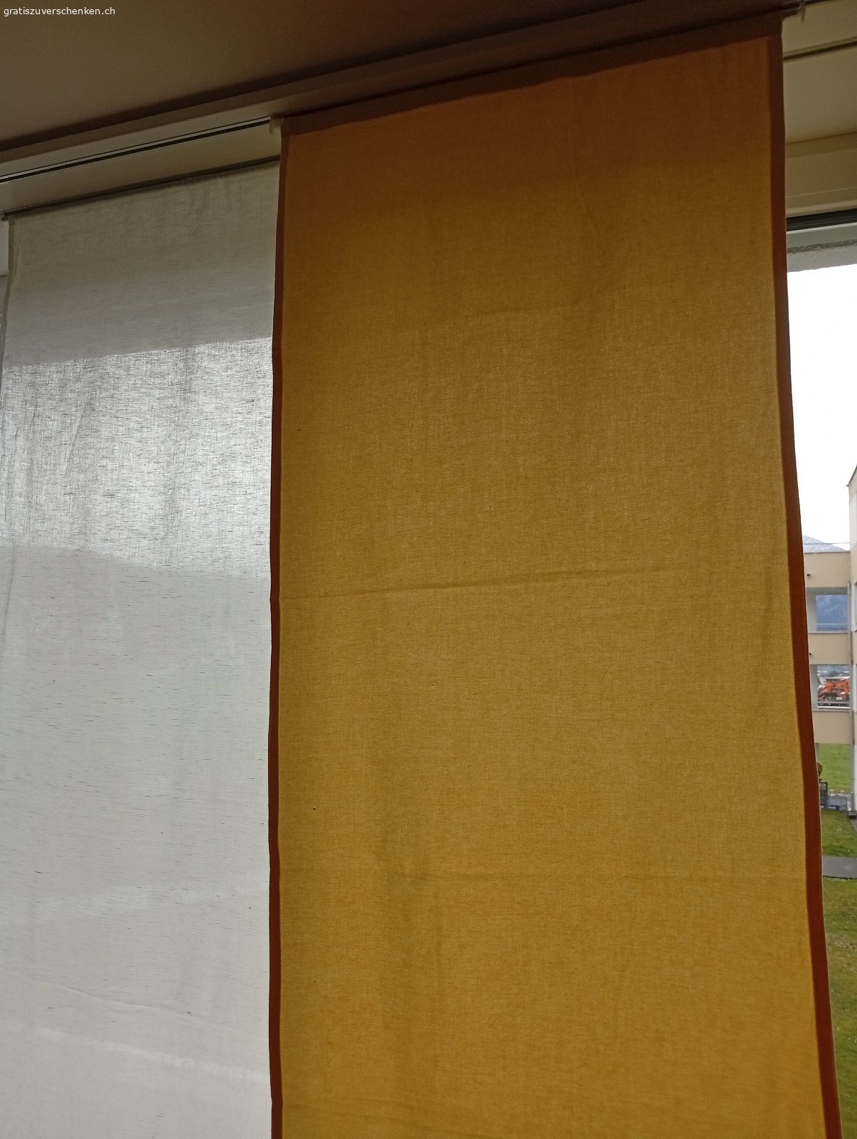 Flächenvorhänge mit Aufhängsystem. Diverse Flächenvorhänge mit Aufhängsystem HONGKONG 3 von micasa.
Breite der Stoffbahnen 60 cm, Höhe ca. 240 cm
Weiss und blau aus Polyester-Tüll.
Weiss, Himbeer und Gelb = Reines Leinen.
Auch einzel erhältlich, bitte anfragen.
