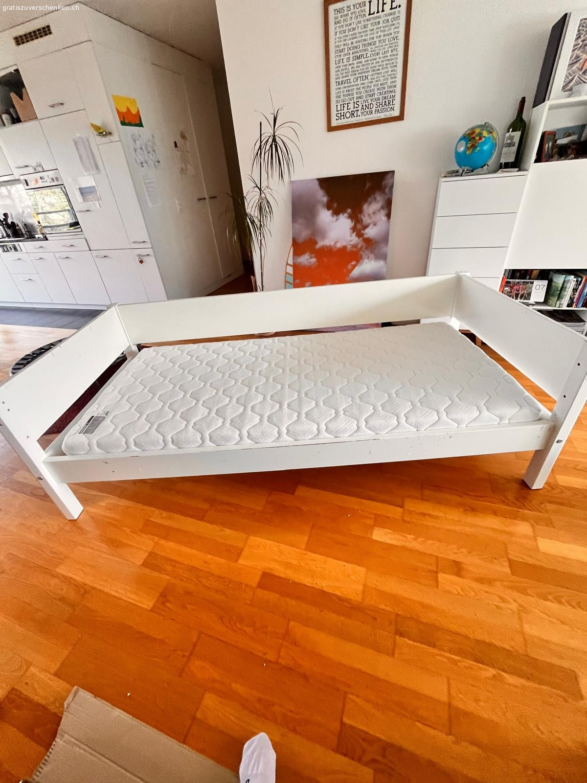Flexa Bettgestell 90*200. Das gebrauchte Flexa Bettgestell ist ca. 6 Jahre alt und weist gebrauchspuren und Kleber Rückstände auf. Die Latten unten wurden verstärkt. Eine ungebrauchte Matraze kann mitgegeben werden