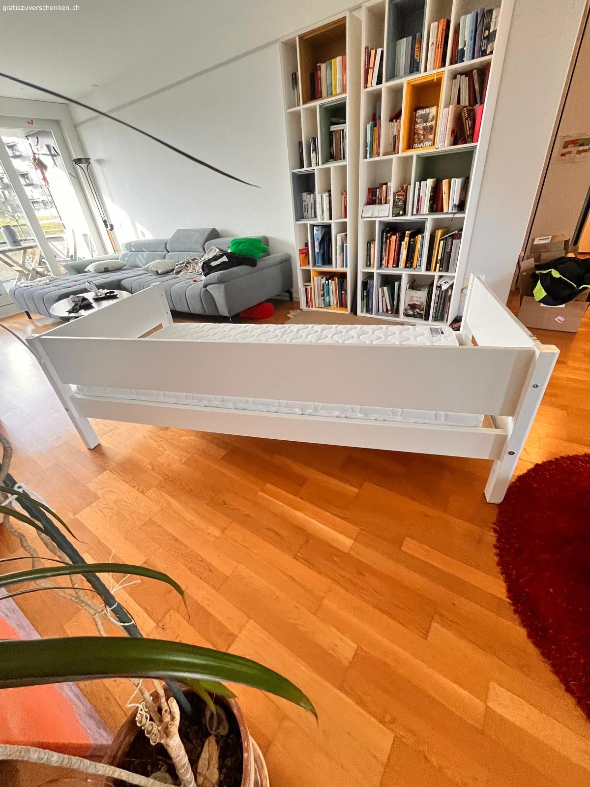 Flexa Bettgestell 90*200. Das gebrauchte Flexa Bettgestell ist ca. 6 Jahre alt und weist gebrauchspuren und Kleber Rückstände auf. Die Latten unten wurden verstärkt. Eine ungebrauchte Matraze kann mitgegeben werden