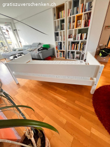 Flexa Bettgestell 90*200. Das gebrauchte Flexa Bettgestell ist ca. 6 Jahre alt und weist gebrauchspuren und Kleber Rückstände auf. Die Latten unten wurden verstärkt. Eine ungebrauchte Matraze kann mitgegeben werden